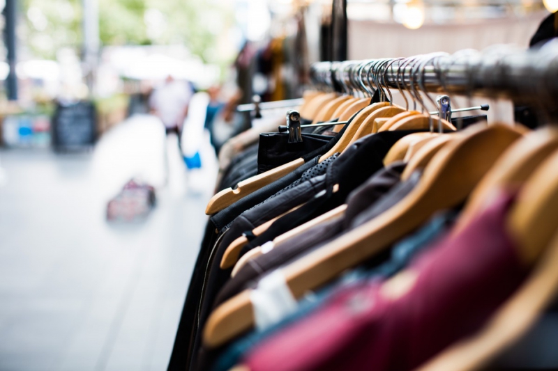 magasin-TOUDON-min_blur_close_up_focus_hanger_jacket_market_people_rack-1176303